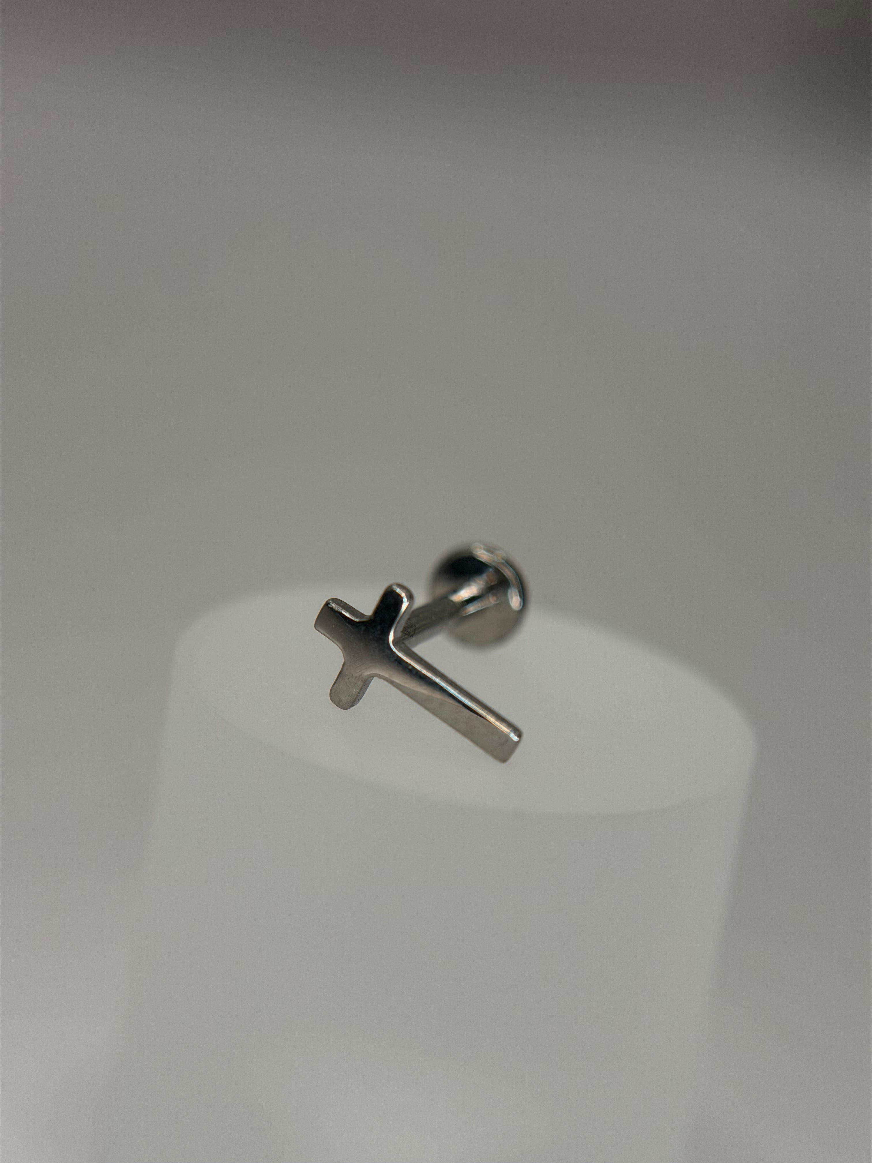 Labret Titânio Cruz