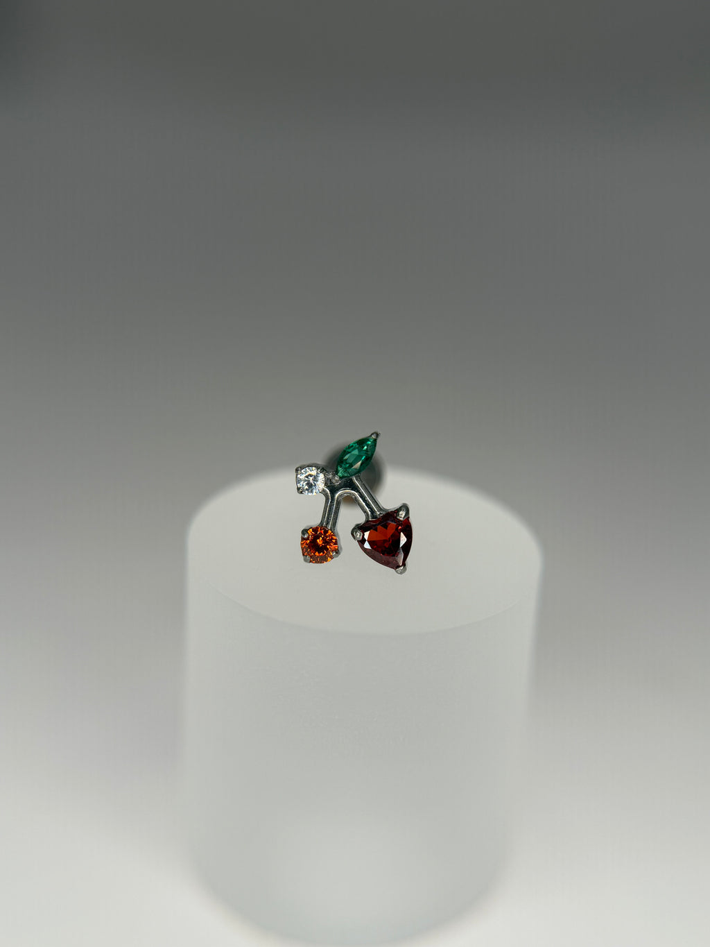 Labret Titânio Cereja cravejado