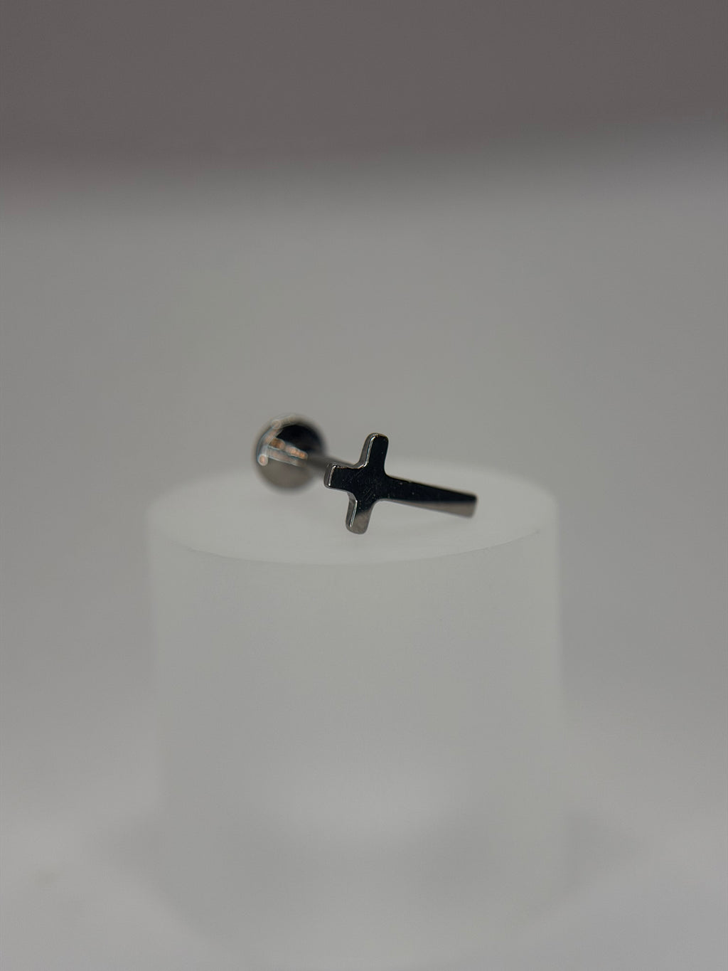 Labret Titânio Cruz