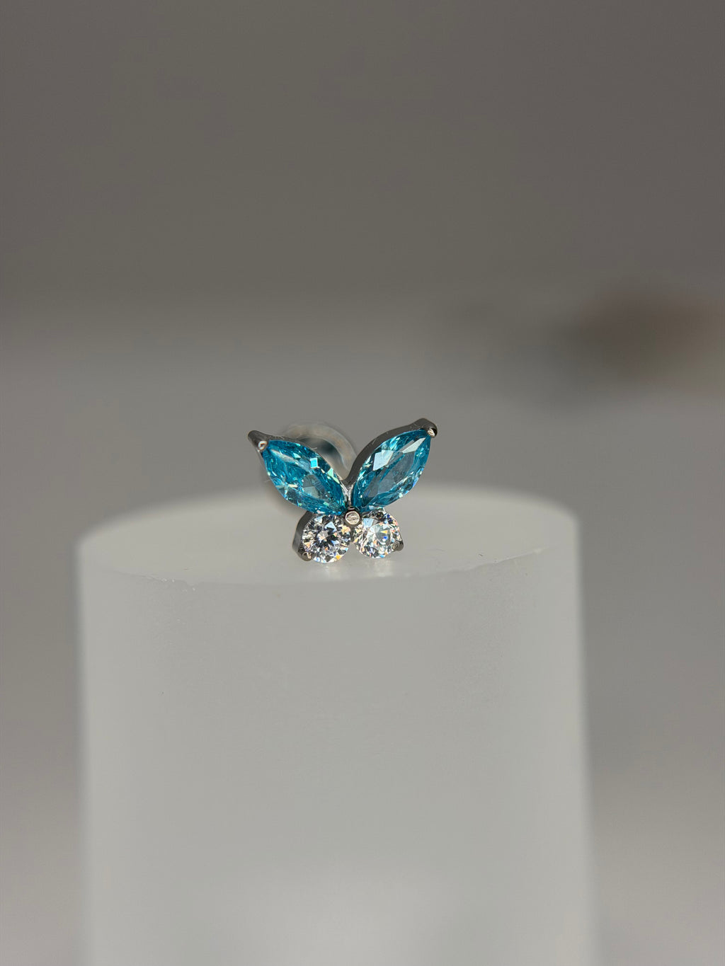 Labret Titânio Borboleta cravejada azul