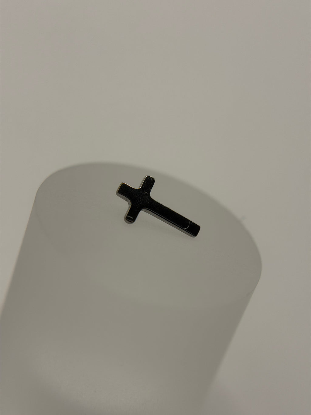Labret Titânio Cruz