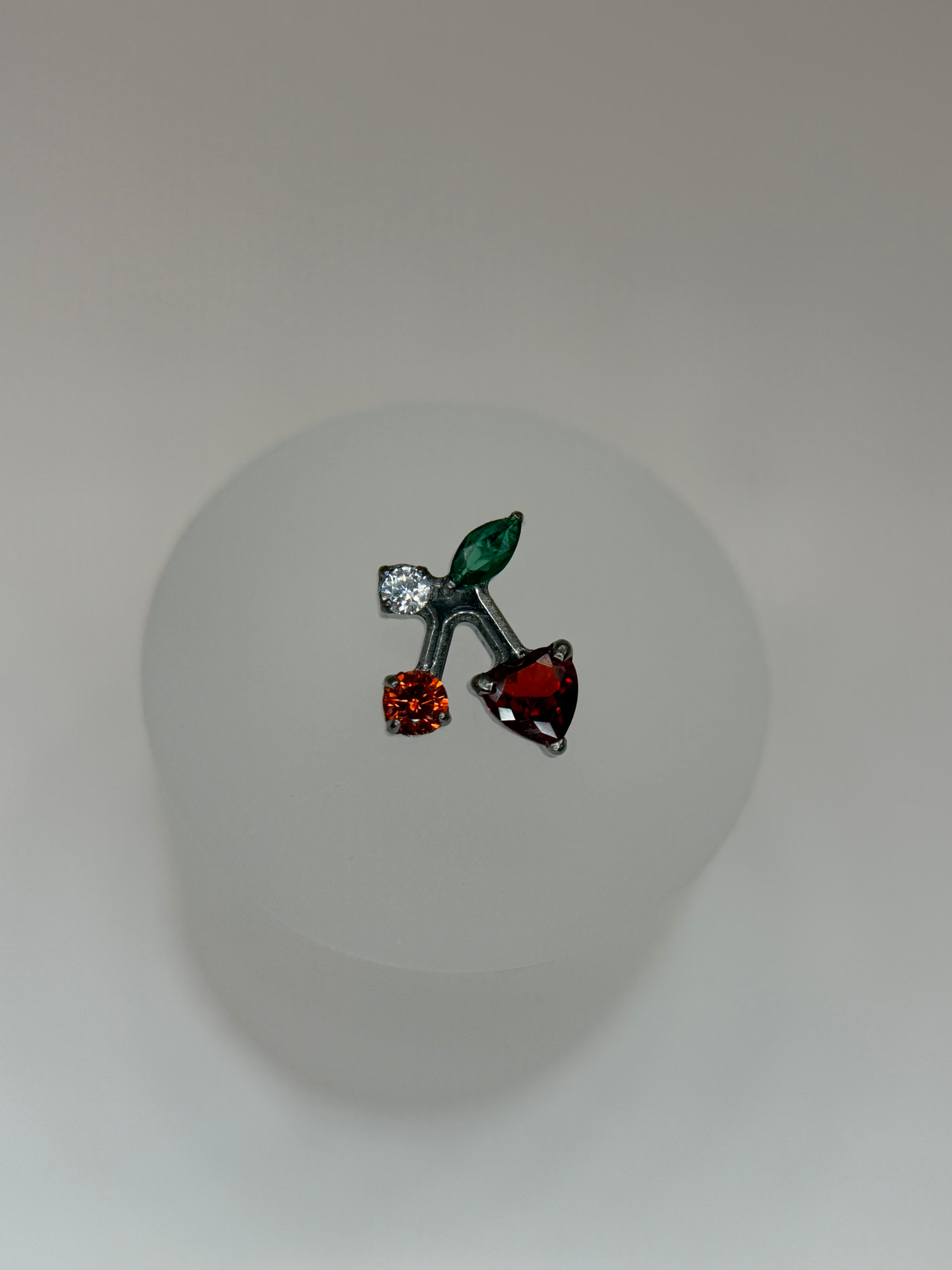Labret Titânio Cereja cravejado