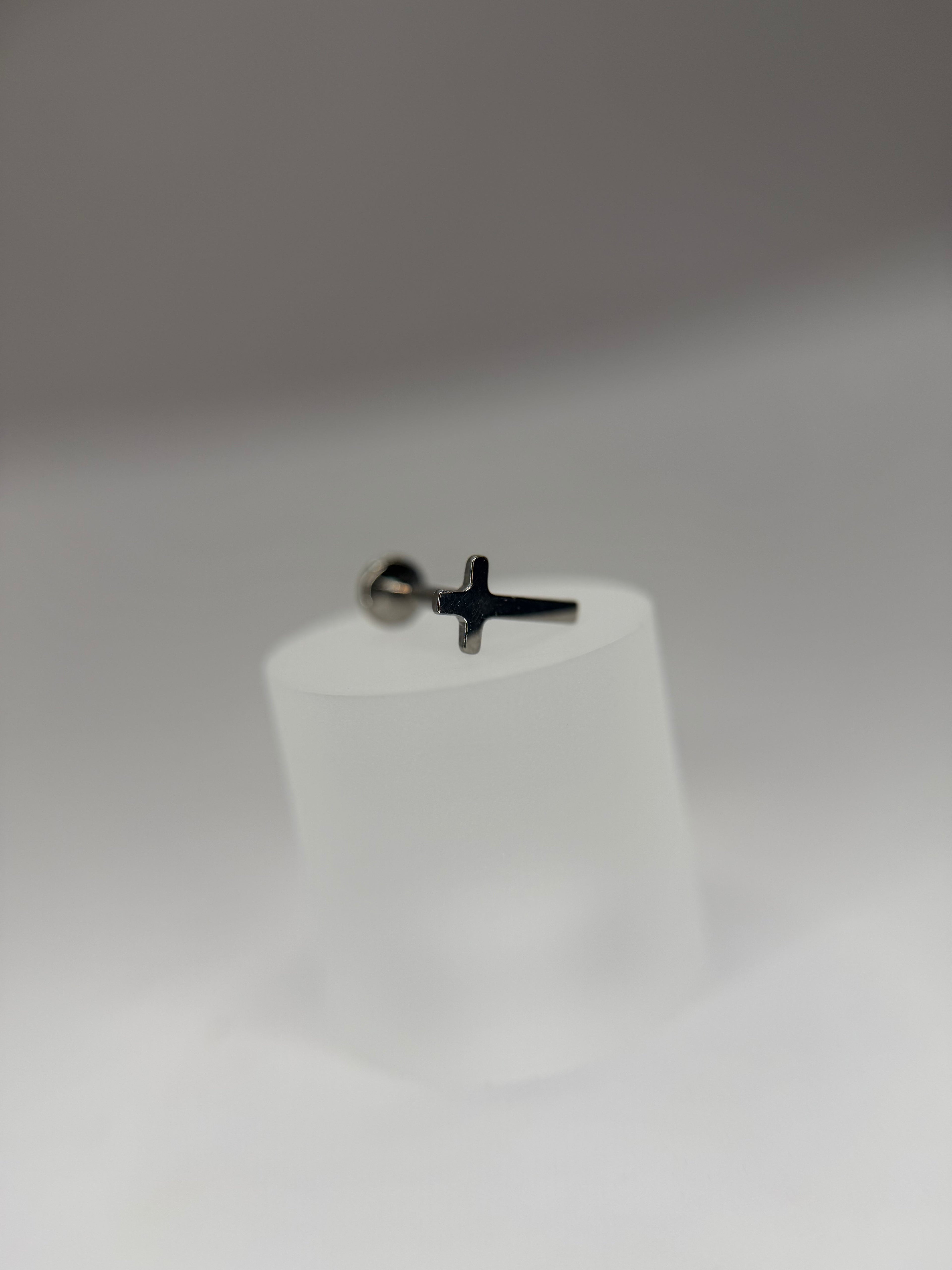 Labret Titânio Cruz